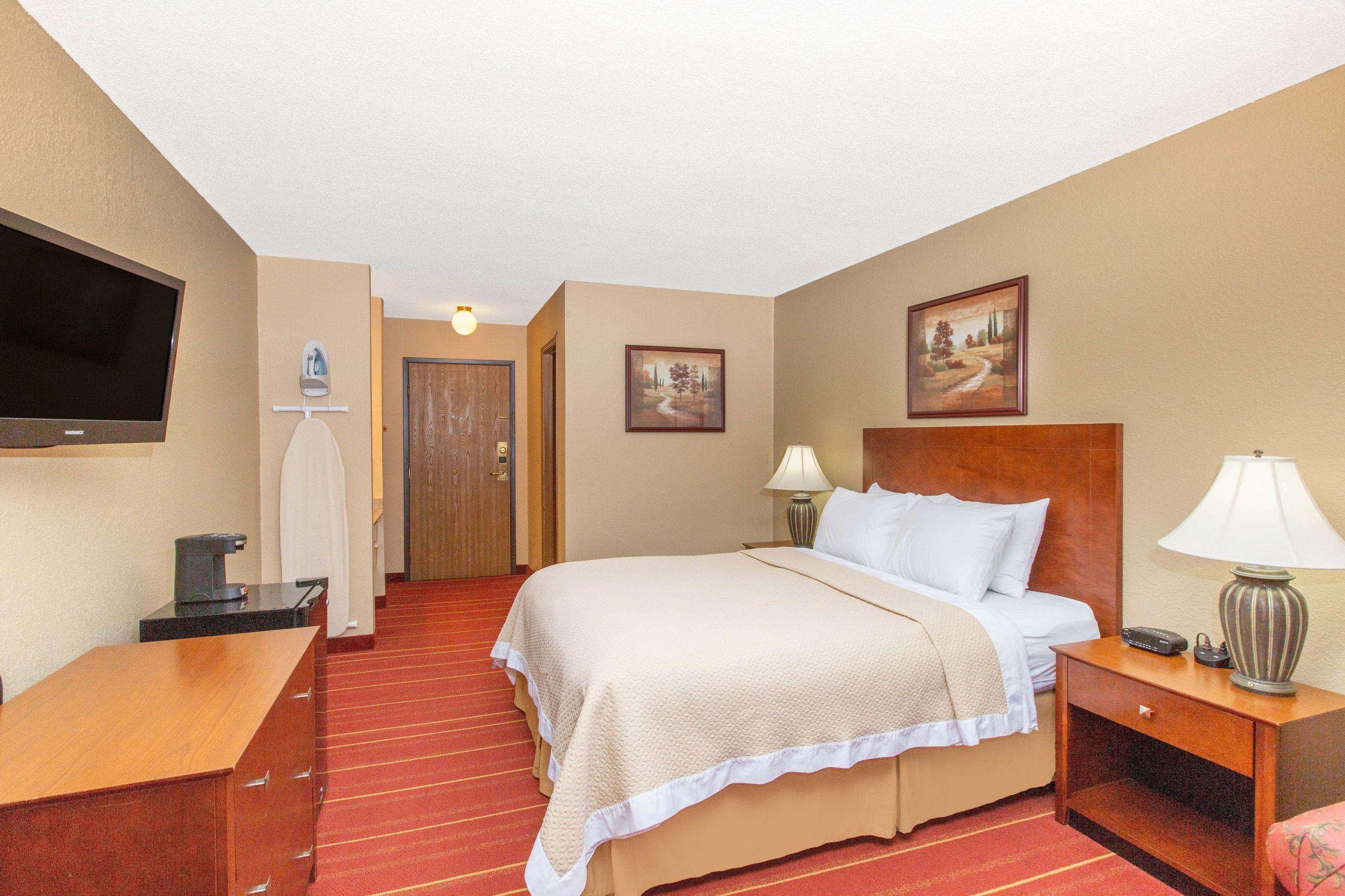 Days Inn By Wyndham Salina I-70 Eksteriør billede