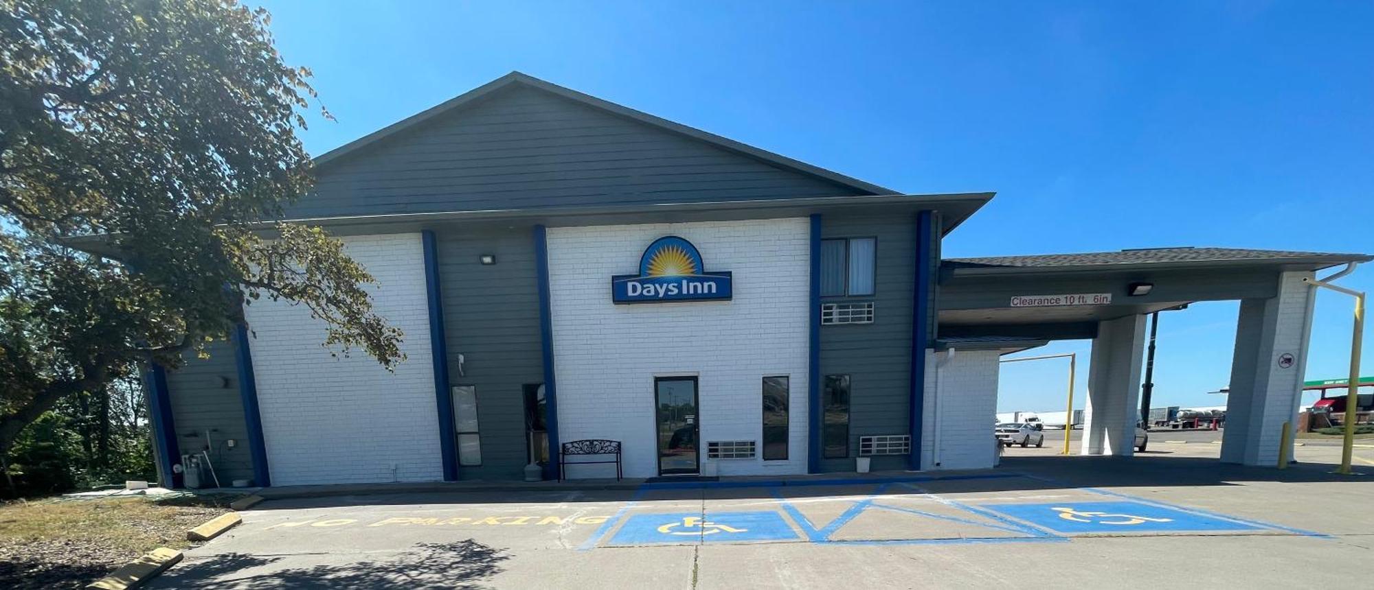 Days Inn By Wyndham Salina I-70 Eksteriør billede