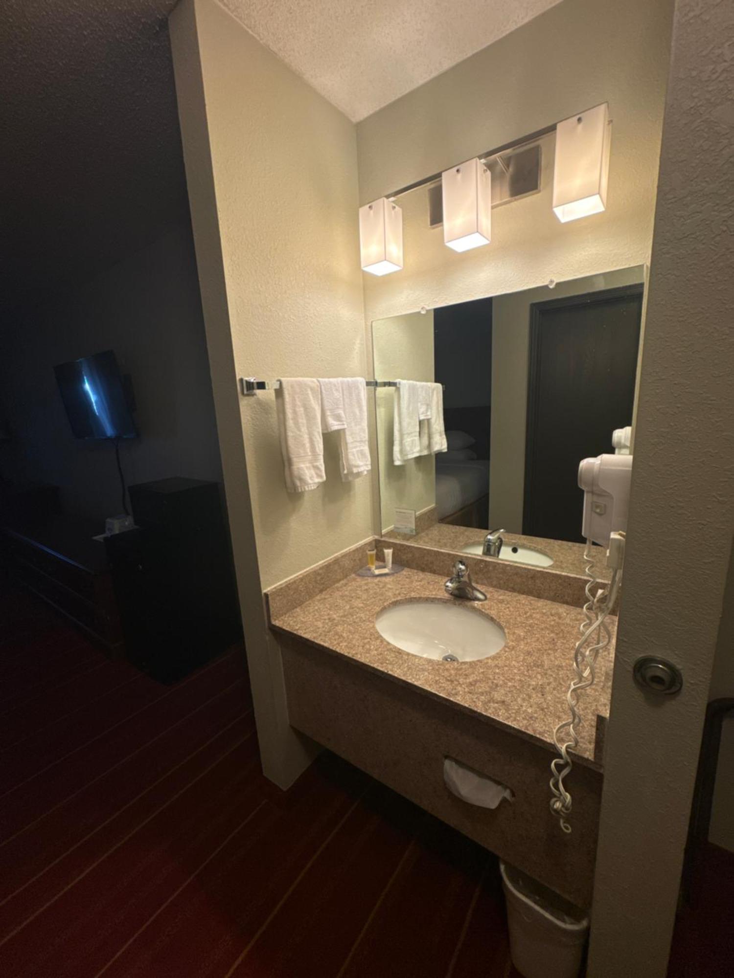 Days Inn By Wyndham Salina I-70 Eksteriør billede