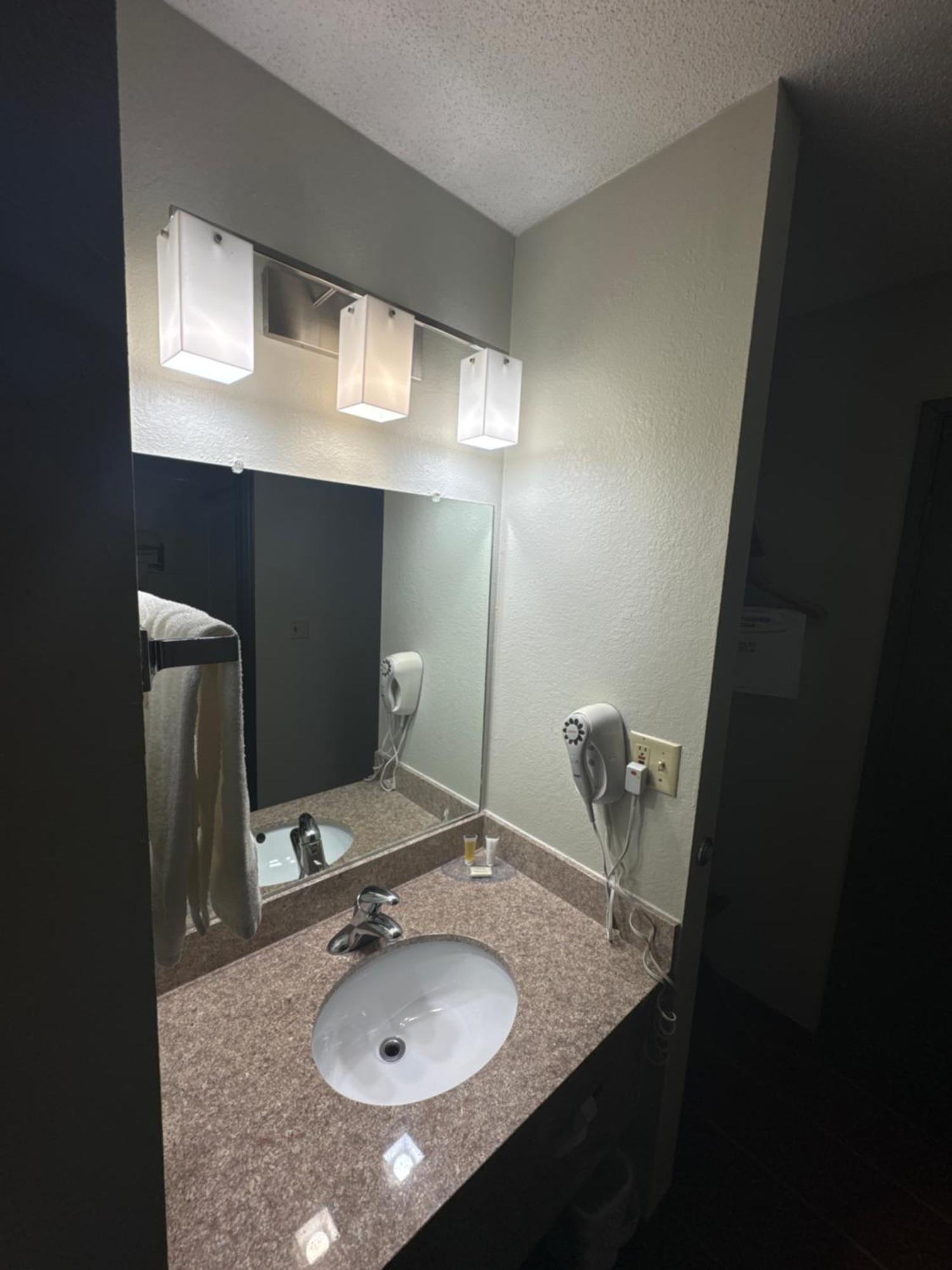 Days Inn By Wyndham Salina I-70 Eksteriør billede