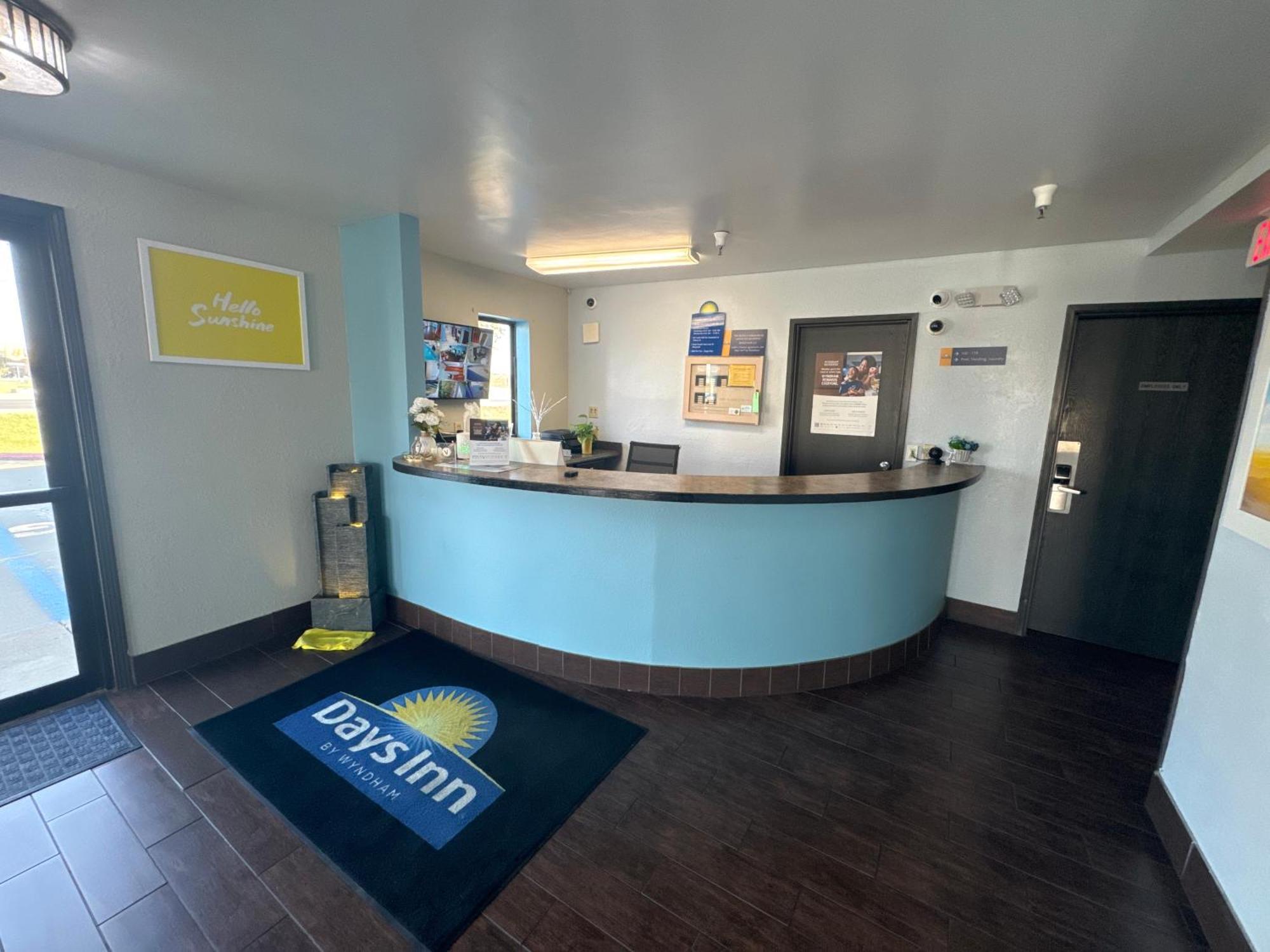 Days Inn By Wyndham Salina I-70 Eksteriør billede