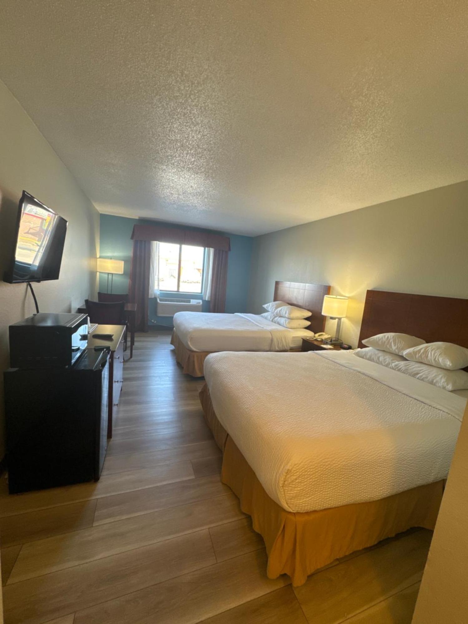 Days Inn By Wyndham Salina I-70 Eksteriør billede
