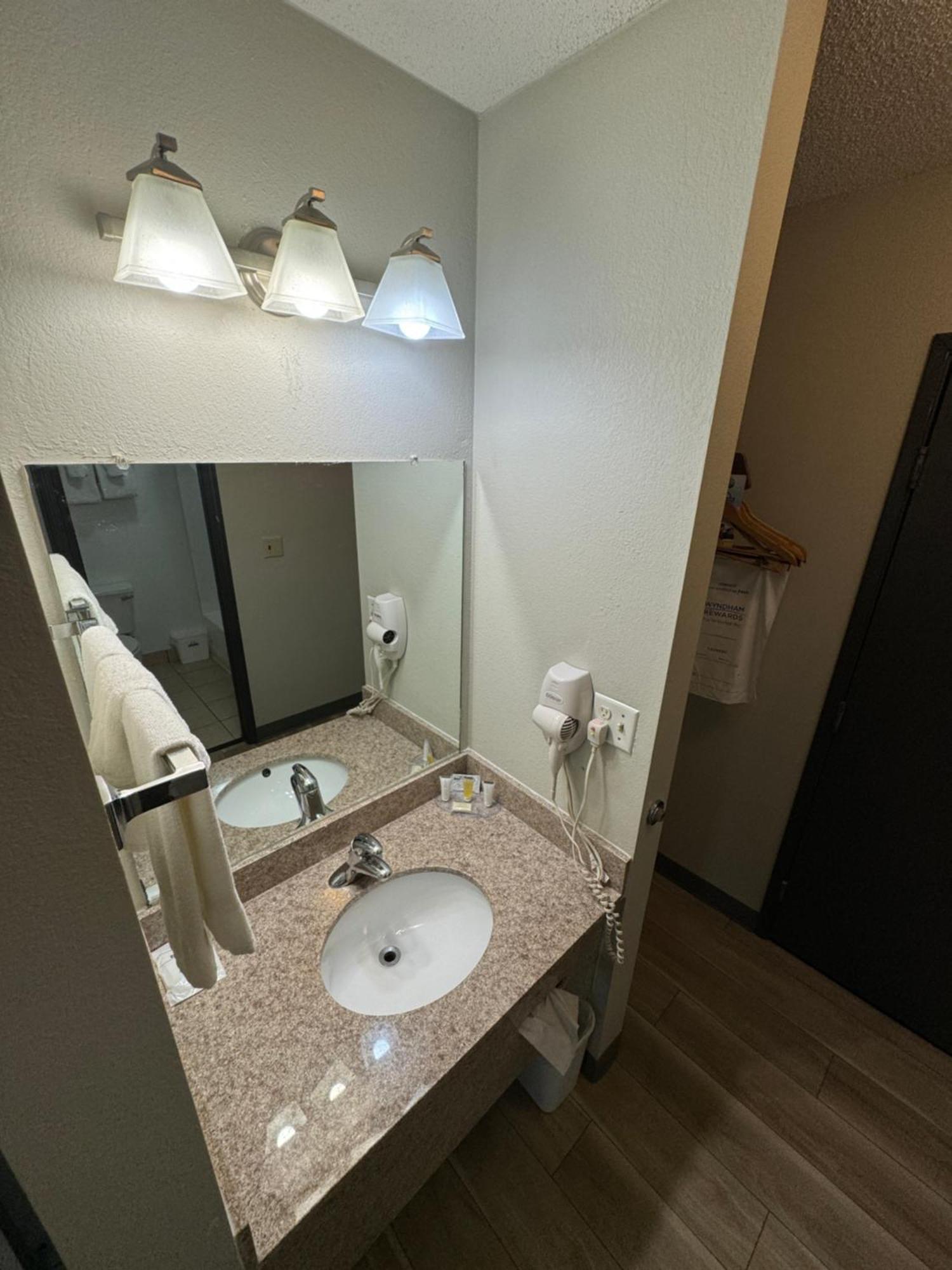 Days Inn By Wyndham Salina I-70 Eksteriør billede