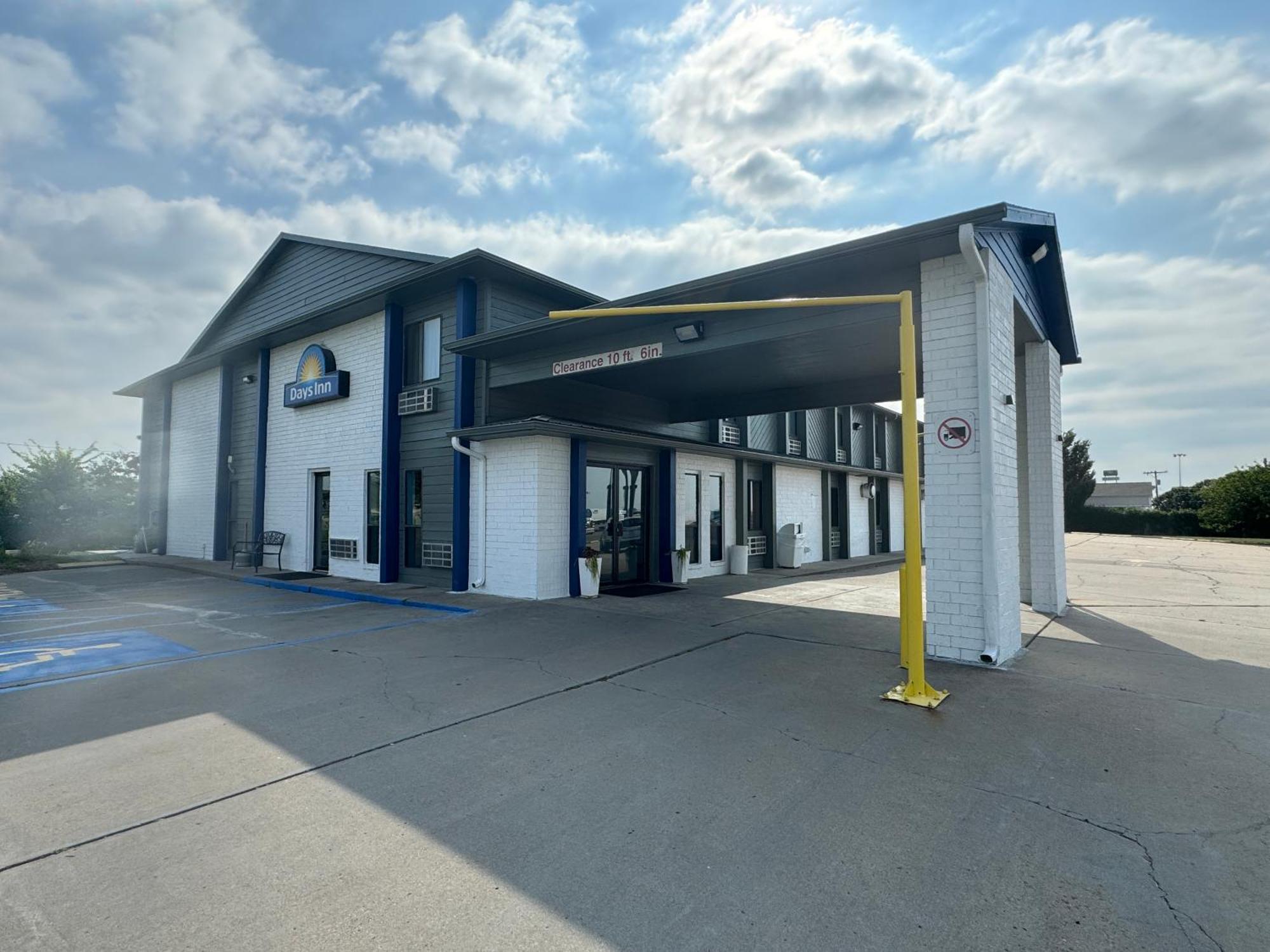 Days Inn By Wyndham Salina I-70 Eksteriør billede