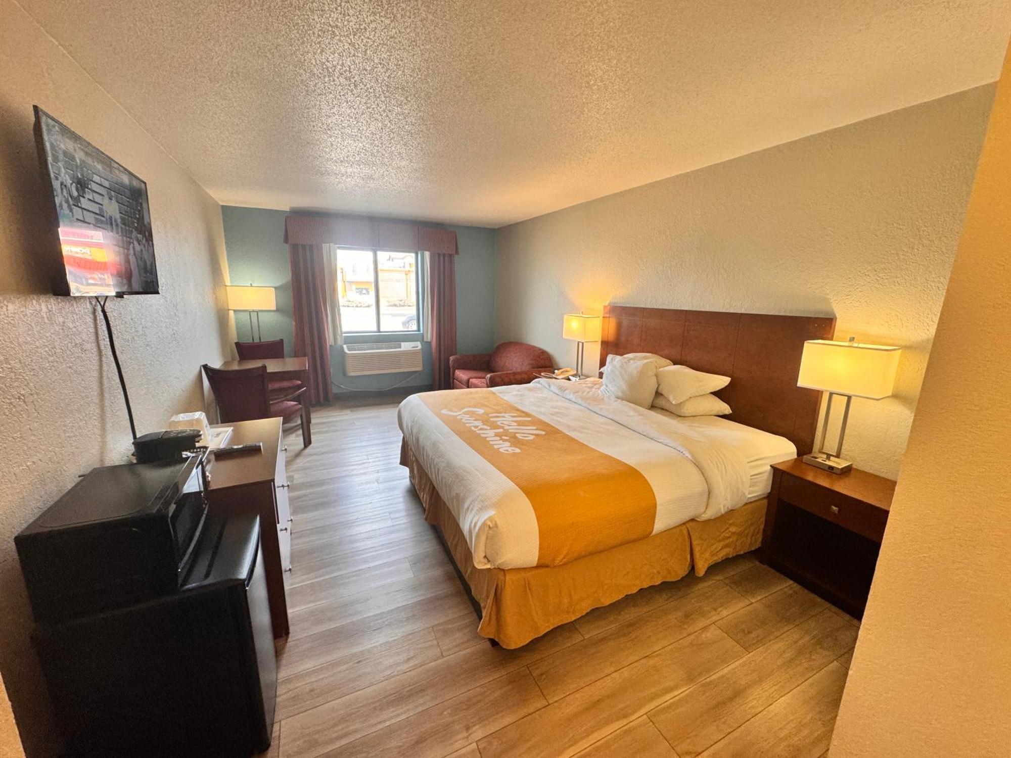 Days Inn By Wyndham Salina I-70 Eksteriør billede