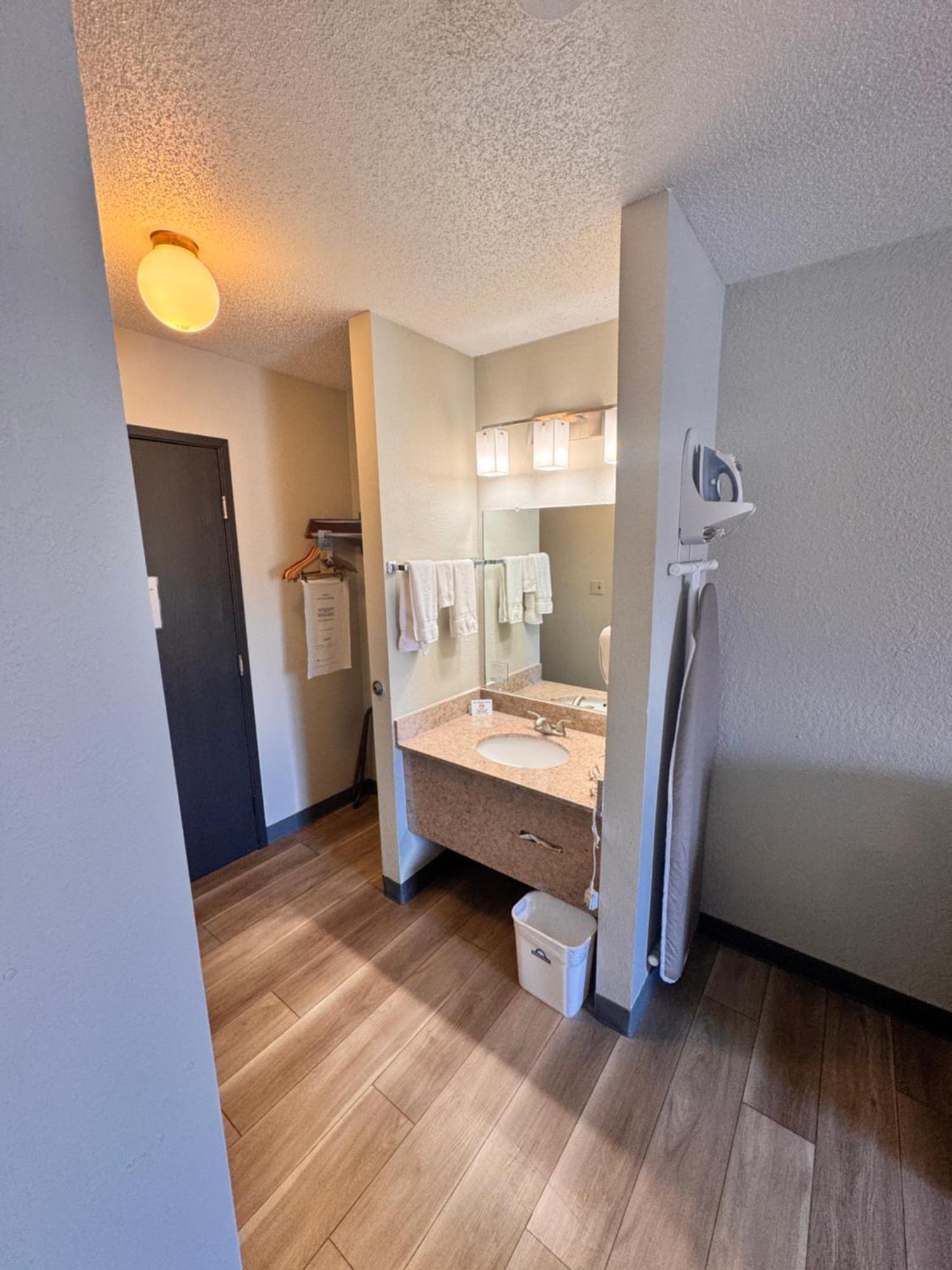Days Inn By Wyndham Salina I-70 Eksteriør billede