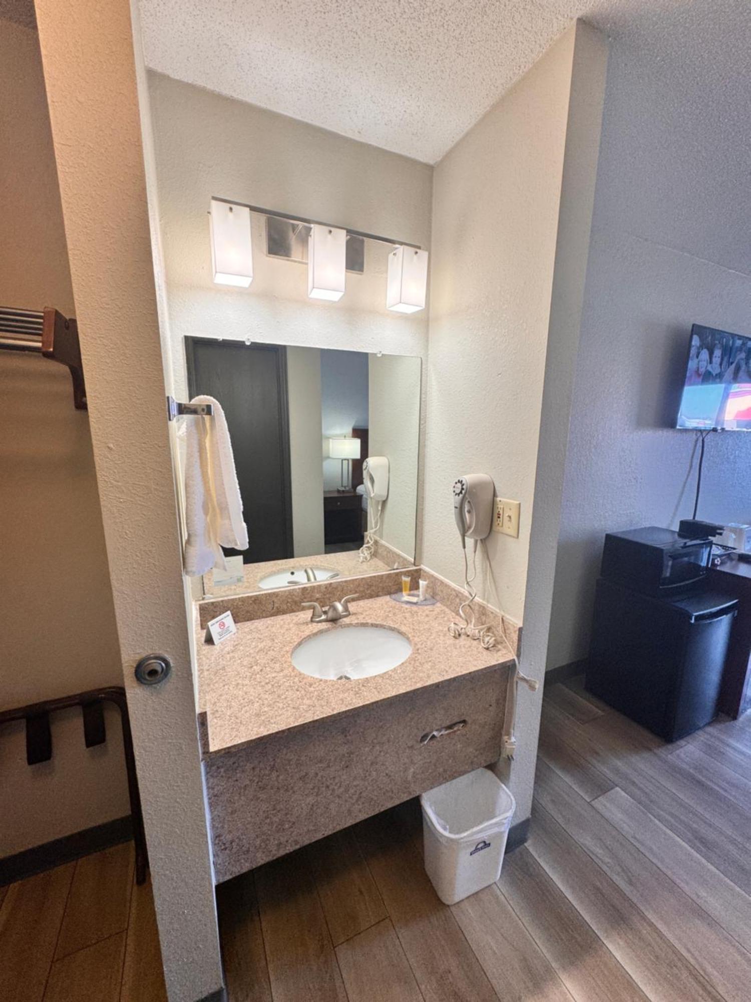 Days Inn By Wyndham Salina I-70 Eksteriør billede
