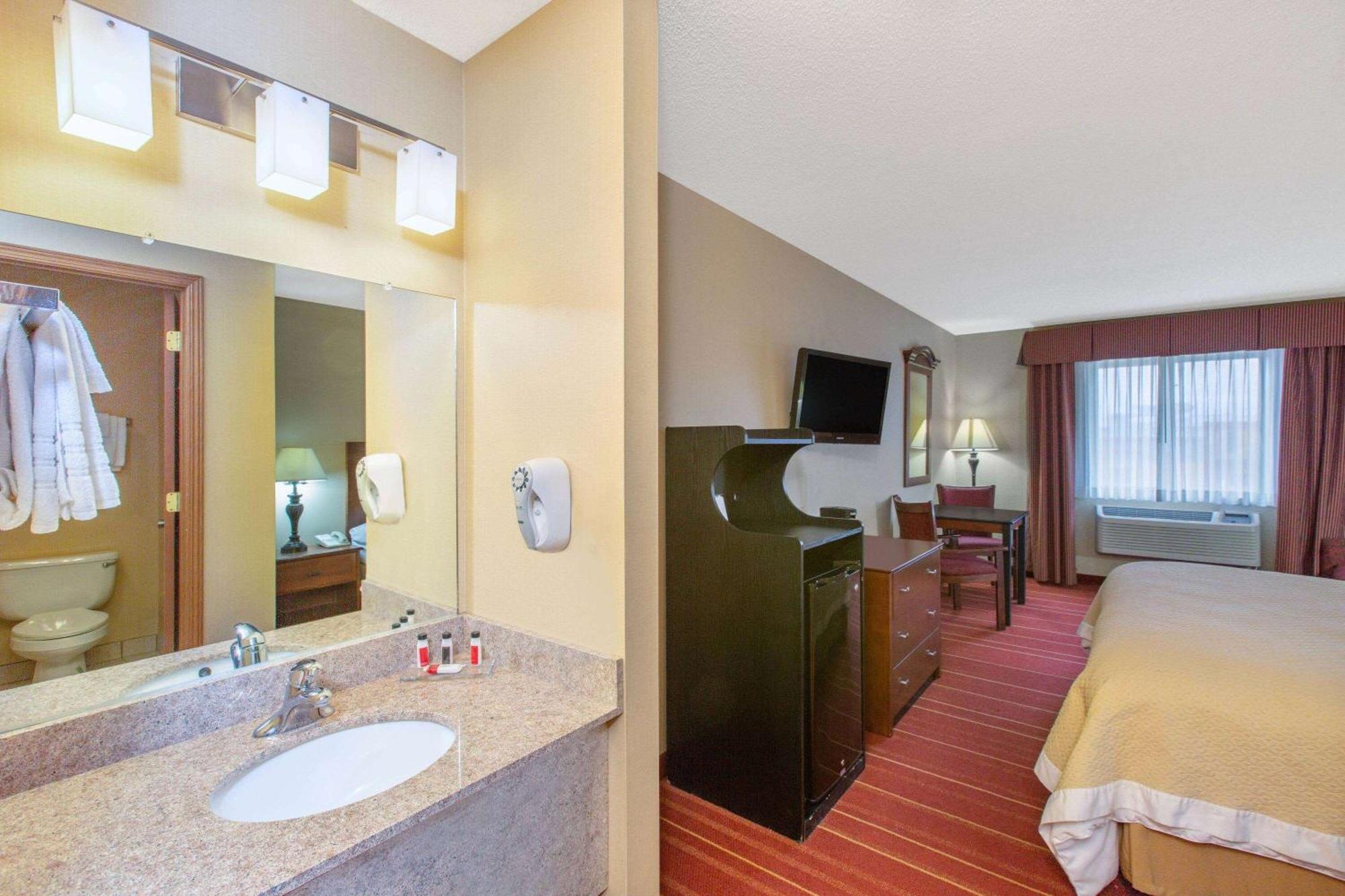 Days Inn By Wyndham Salina I-70 Eksteriør billede