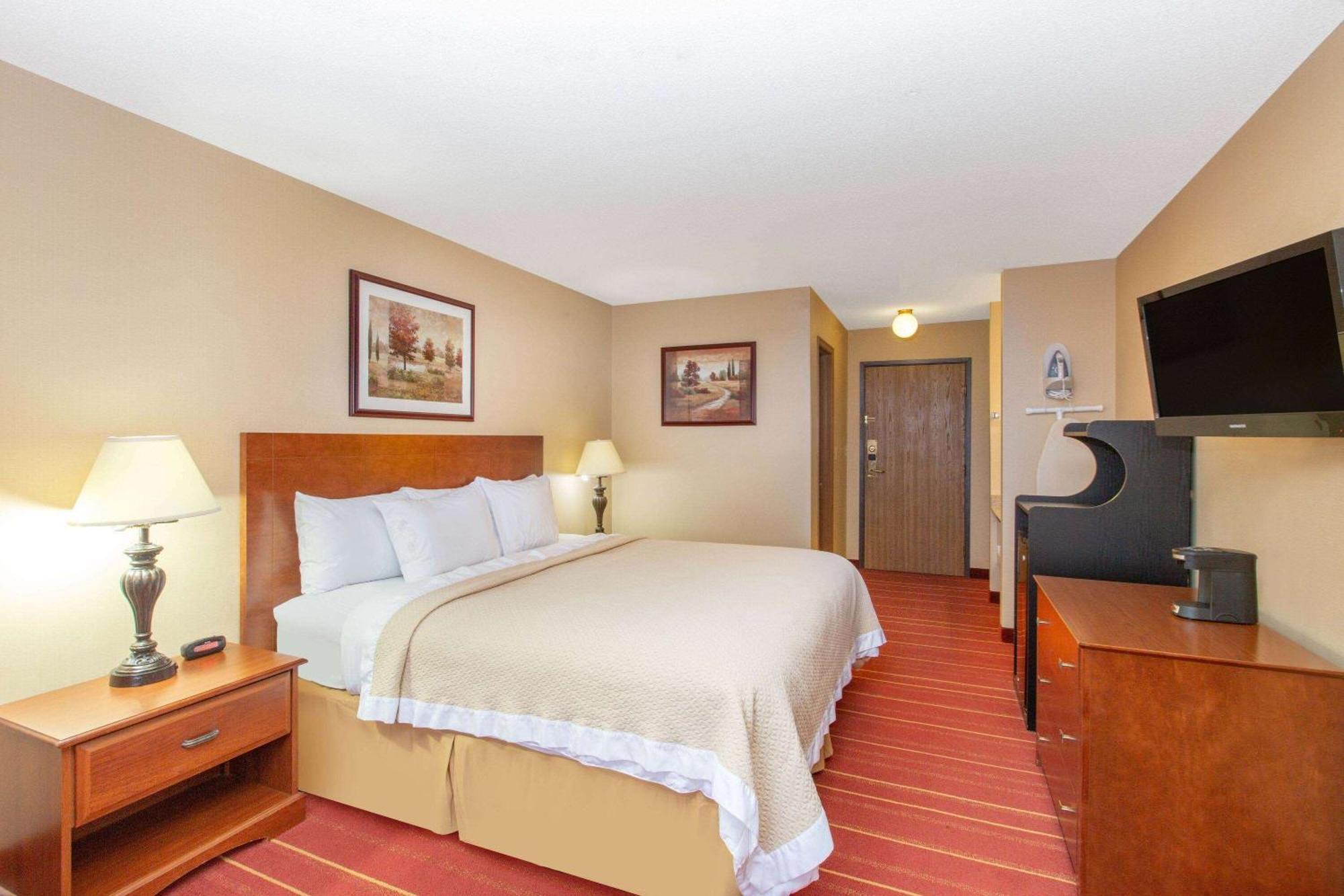 Days Inn By Wyndham Salina I-70 Eksteriør billede