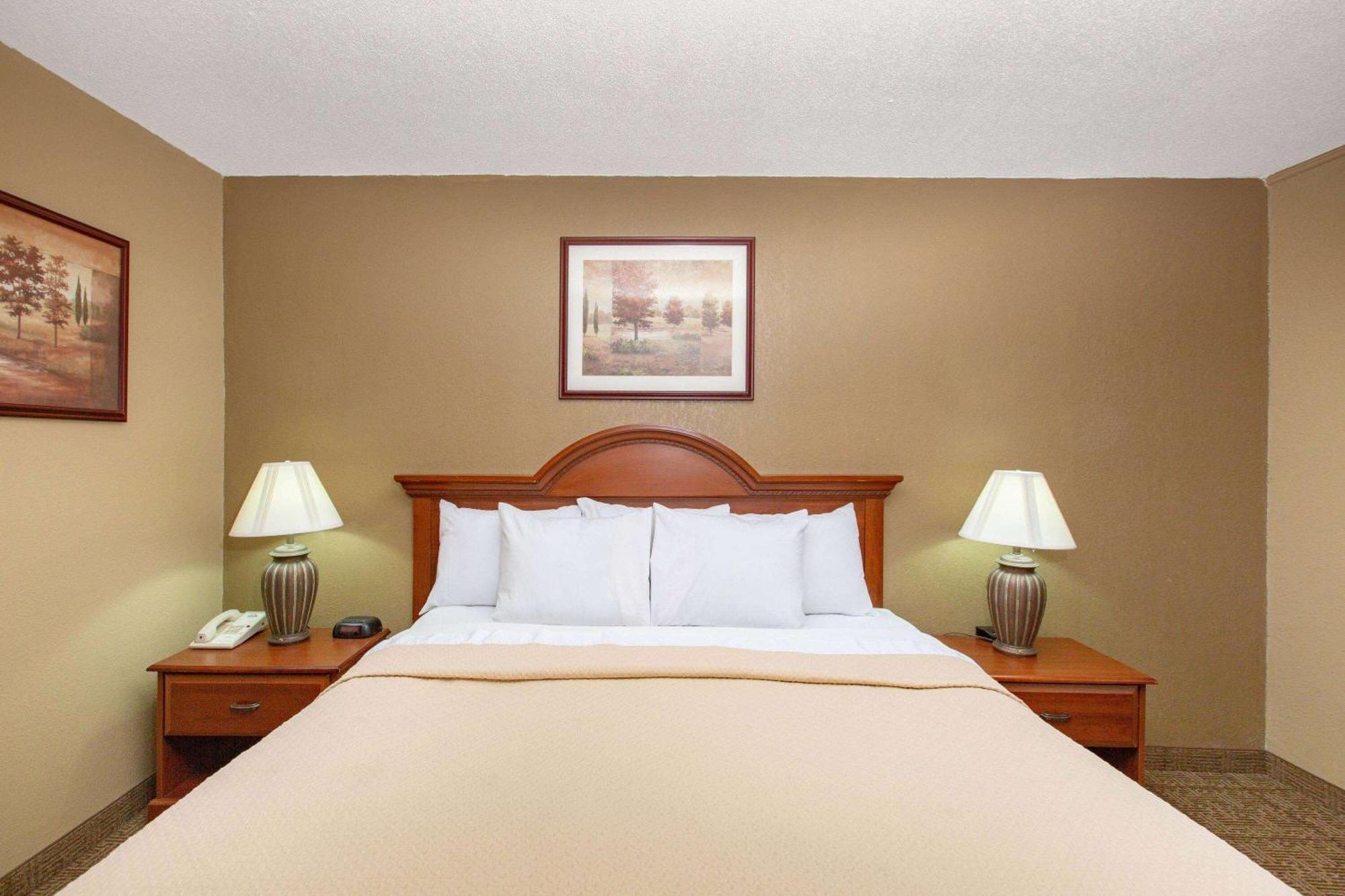 Days Inn By Wyndham Salina I-70 Eksteriør billede