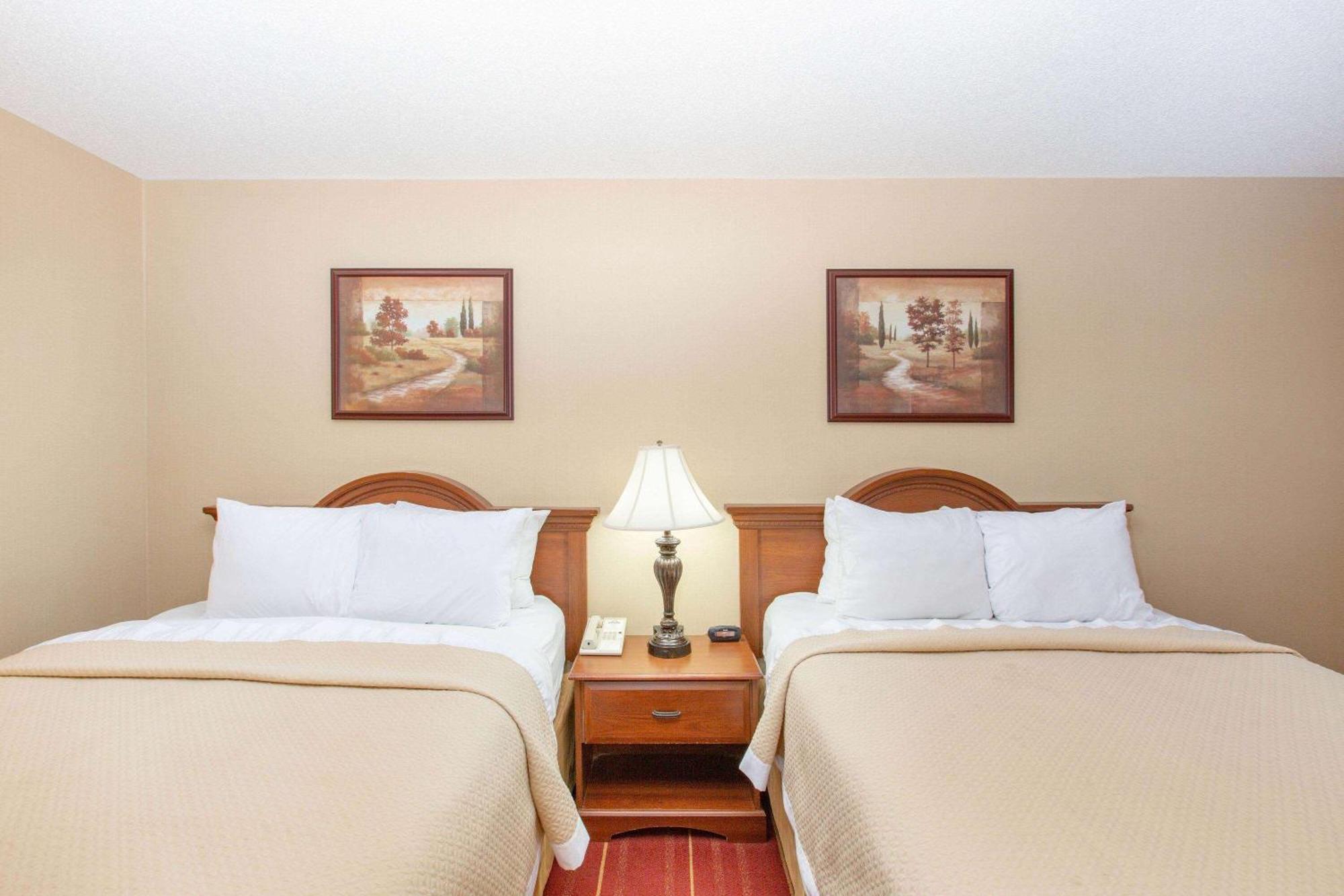 Days Inn By Wyndham Salina I-70 Eksteriør billede